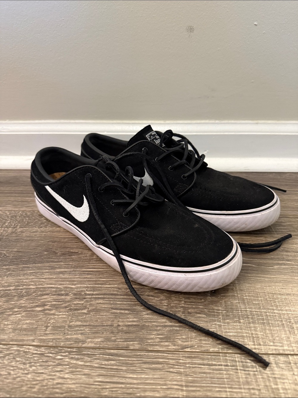 Nike Men’s Black and White Low-Profile Skate Sneakers